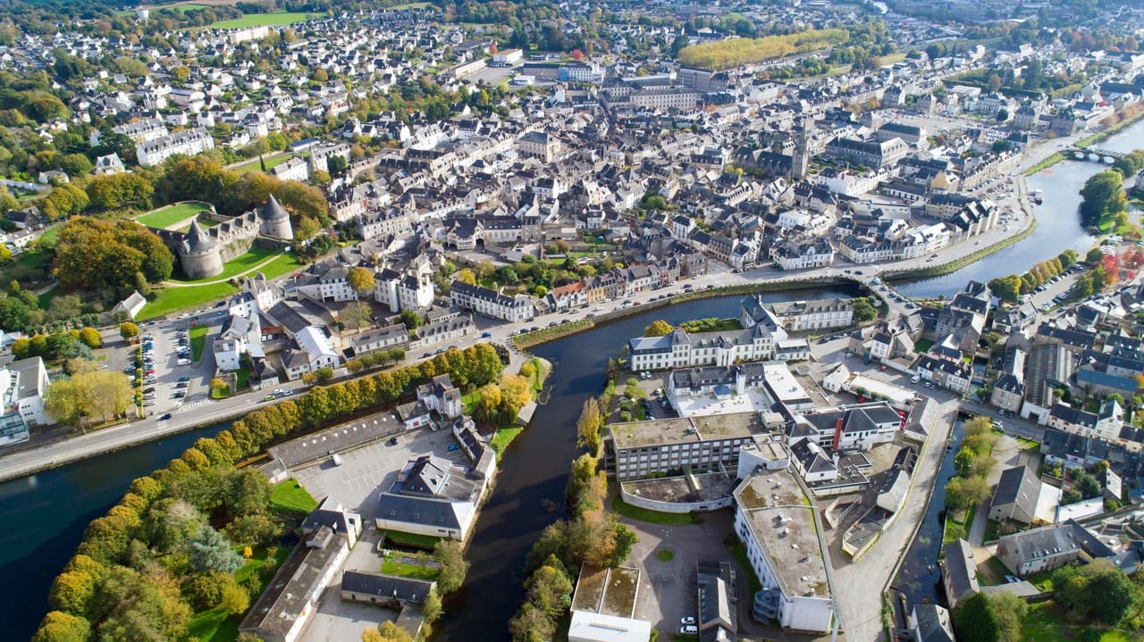 Vue aérienne de Pontivy : le Blavet traverse la ville au pied du château des Rohan